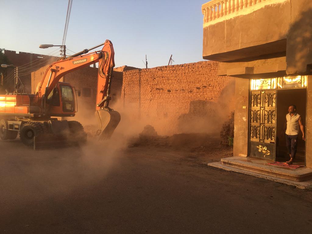 إزالة منزل آيل للسقوط بعين الحمام بمدينة موط حرصا على حياة المواطنين