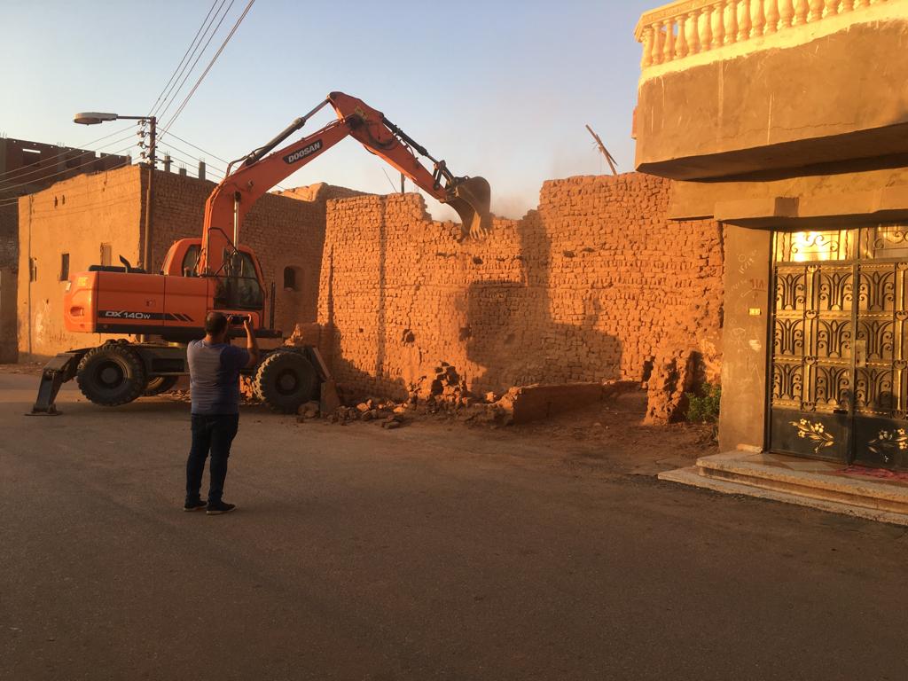 إزالة منزل آيل للسقوط بعين الحمام بمدينة موط حرصا على حياة المواطنين