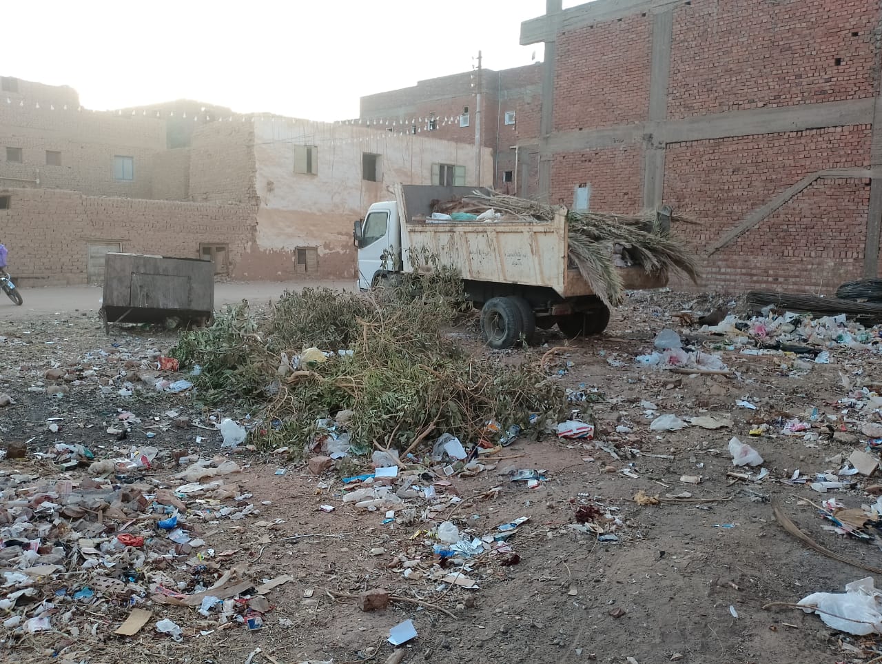 مركز الداخلة ينفذ حملة نظافة وازالة اشغالات بشارع 23 يوليو بمدينة موط