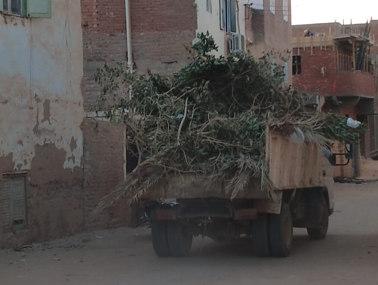 مركز الداخلة ينفذ حملة نظافة وازالة اشغالات بشارع 23 يوليو بمدينة موط