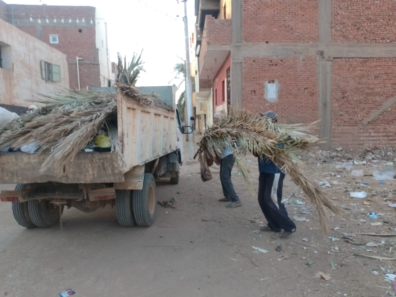 مركز الداخلة ينفذ حملة نظافة وازالة اشغالات بشارع 23 يوليو بمدينة موط