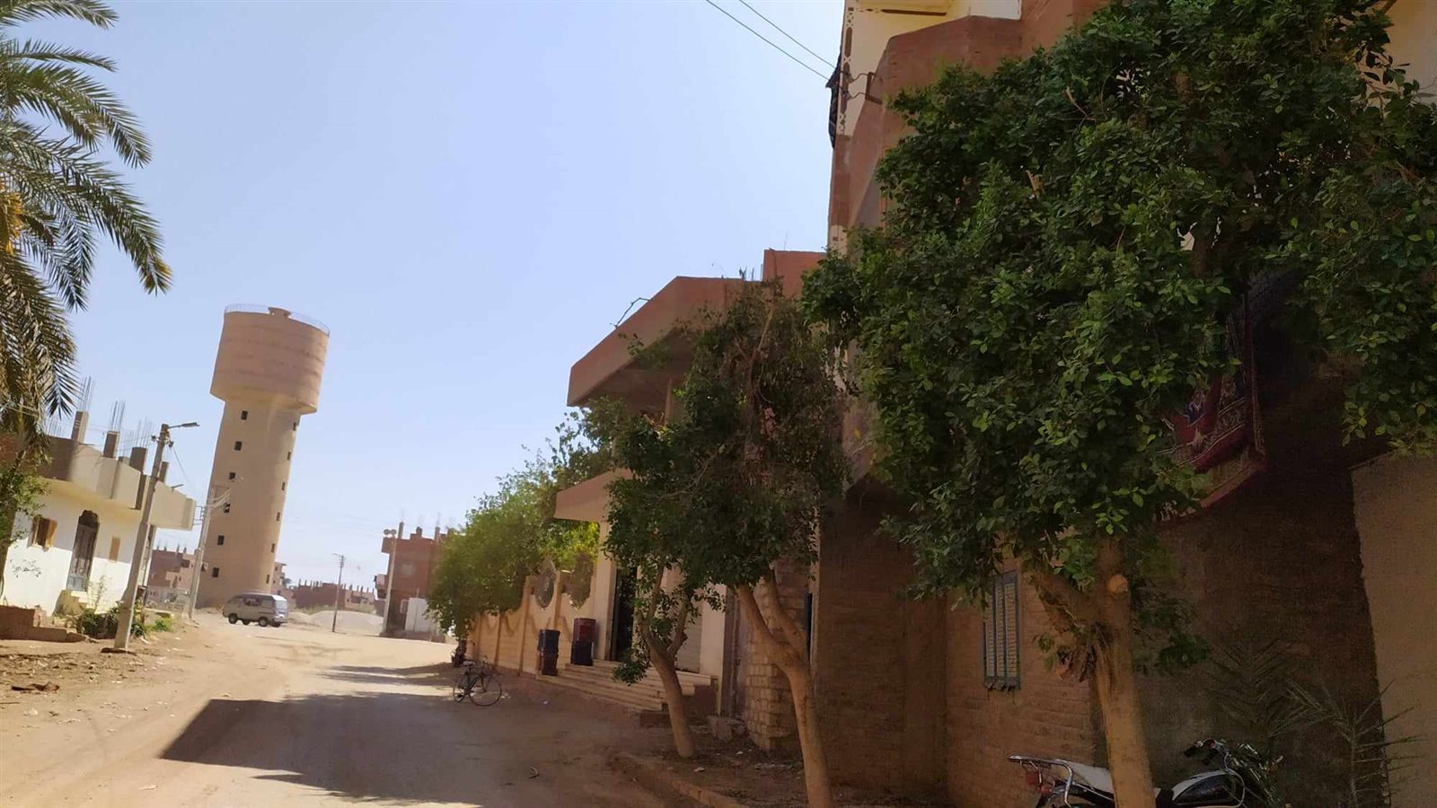 مركز الداخلة يواصل تنفيذ حملات النظافة وتحسين البيئة وازالة الاشغالات بمدينة موط