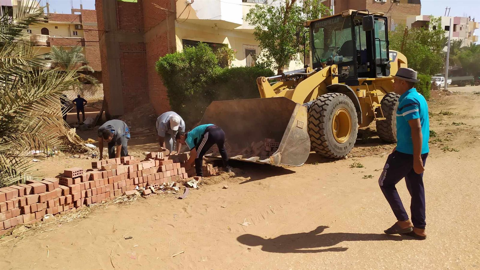 مركز الداخلة يواصل تنفيذ حملات النظافة وتحسين البيئة وازالة الاشغالات بمدينة موط