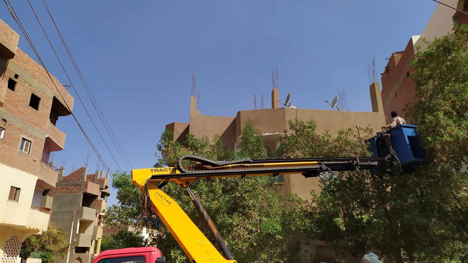 مركز الداخلة يواصل تنفيذ حملات النظافة وتحسين البيئة وازالة الاشغالات بمدينة موط