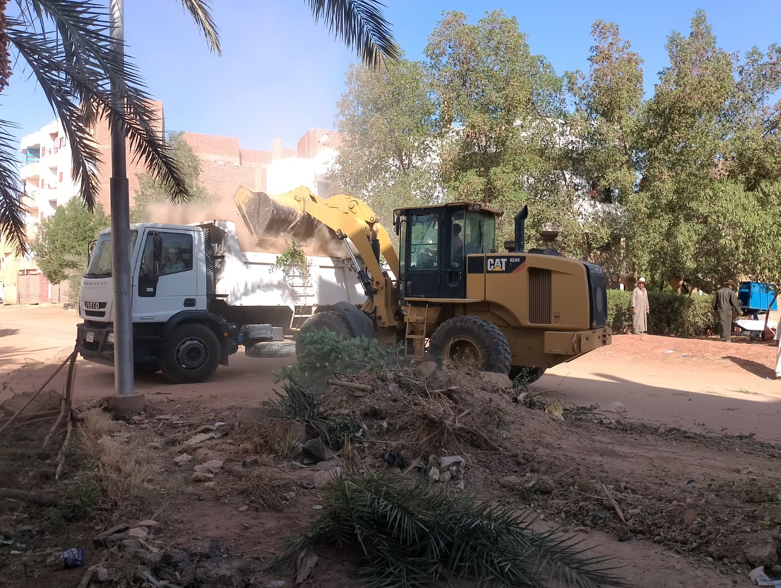 مركز الداخلة يواصل تنفيذ حملات النظافة وتحسين البيئة وازالة الاشغالات بمدينة موط