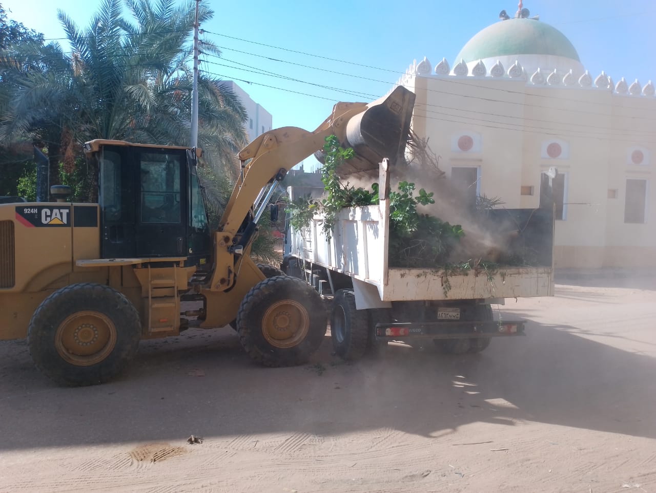 مركز الداخلة يواصل تنفيذ حملات النظافة وتحسين البيئة وازالة الاشغالات بمدينة موط