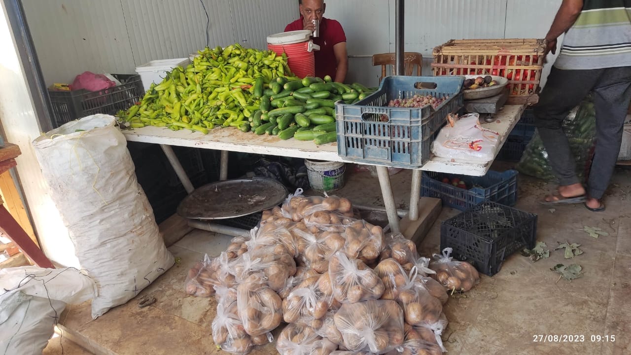 رئيس مركز الخارجة توفير السلع الغذائية بأسعار مخفضة في المنافذ التابعة للمركز