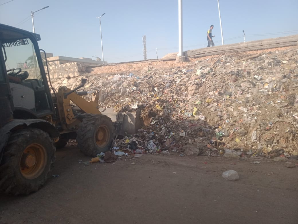  حى شرق اسيوط يشن حملة نظافة لرفع مخلفات مساكن نزله عبداللاه 