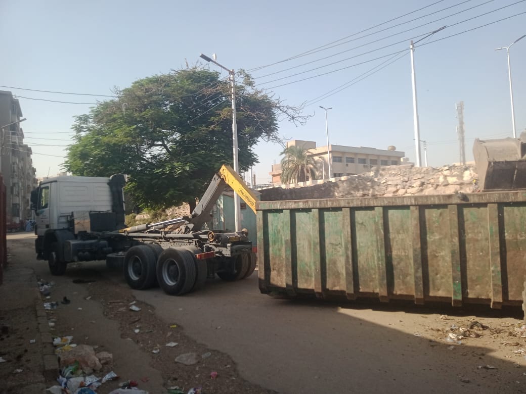  حى شرق اسيوط يشن حملة نظافة لرفع مخلفات مساكن نزله عبداللاه 