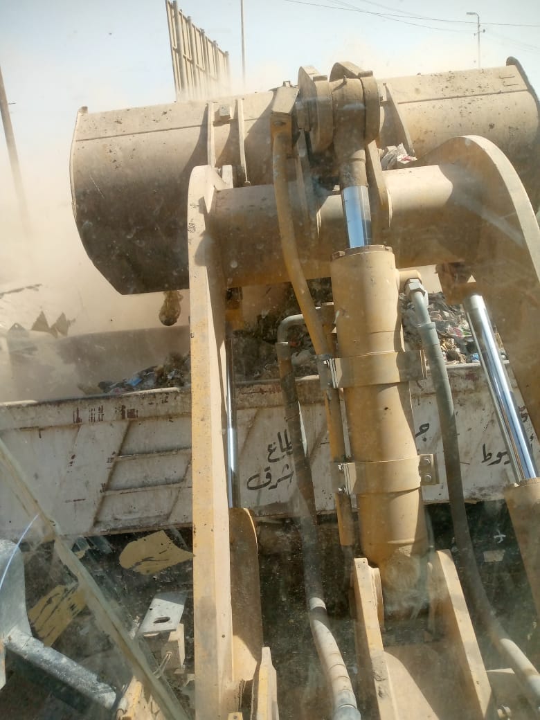  حى شرق اسيوط يشن حملة نظافة لرفع مخلفات مساكن نزله عبداللاه 