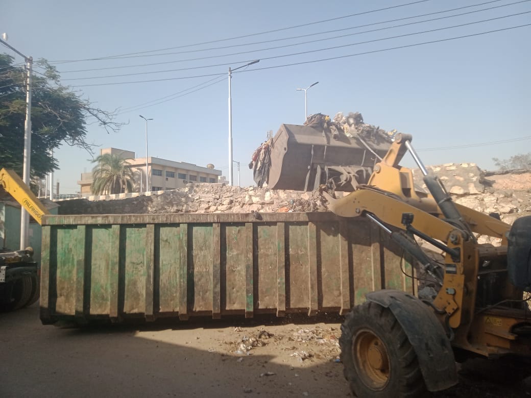  حى شرق اسيوط يشن حملة نظافة لرفع مخلفات مساكن نزله عبداللاه 