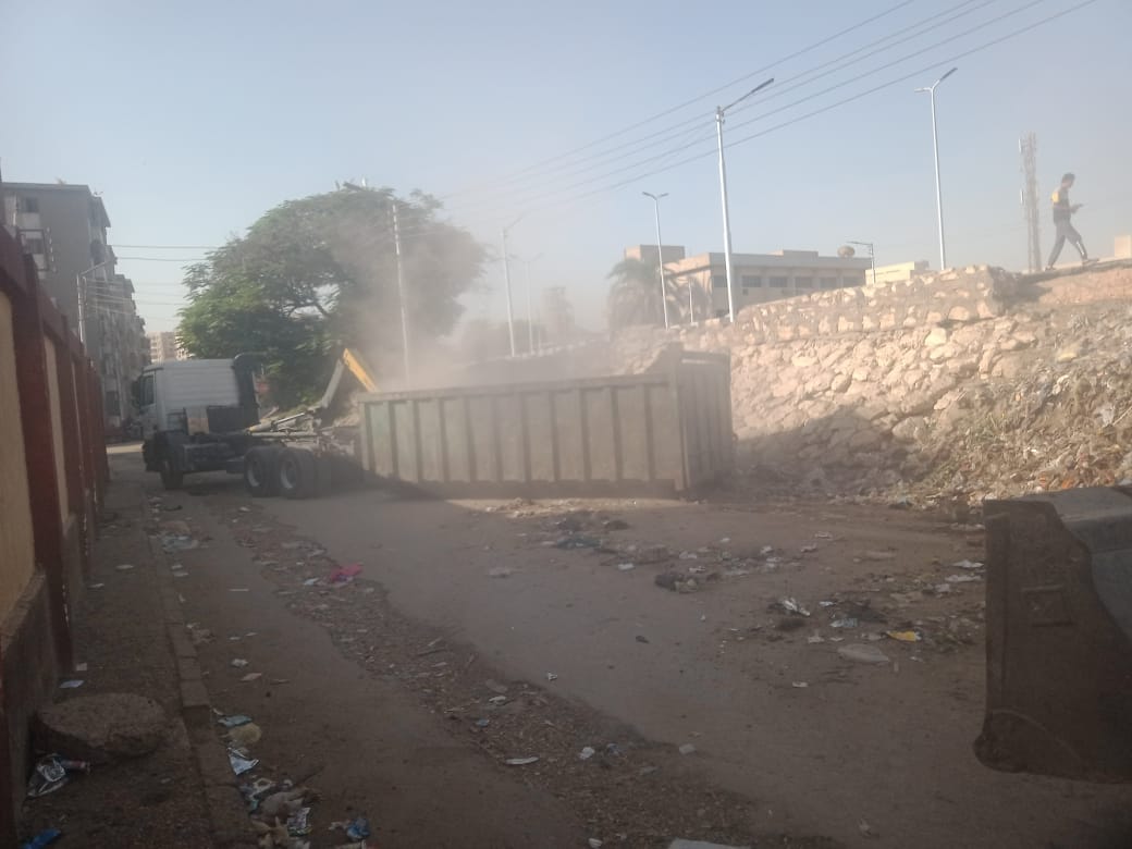  حى شرق اسيوط يشن حملة نظافة لرفع مخلفات مساكن نزله عبداللاه 