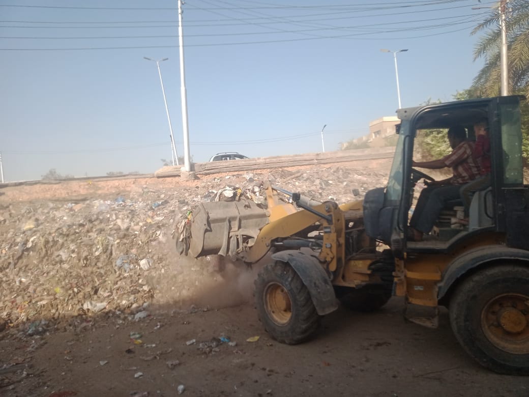  حى شرق اسيوط يشن حملة نظافة لرفع مخلفات مساكن نزله عبداللاه 