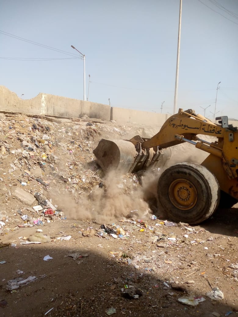  حى شرق اسيوط يشن حملة نظافة لرفع مخلفات مساكن نزله عبداللاه 