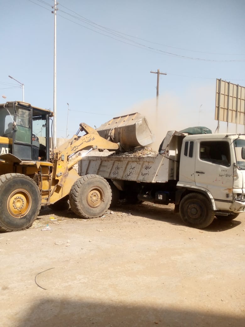  حى شرق اسيوط يشن حملة نظافة لرفع مخلفات مساكن نزله عبداللاه 