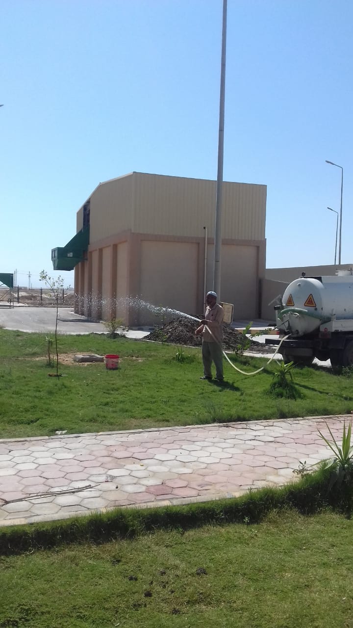 رئيس محلية دشلوط يتابع عملية ري المسطح الأخضر بالمحطة الوسيطة للمخلفات الصلبة