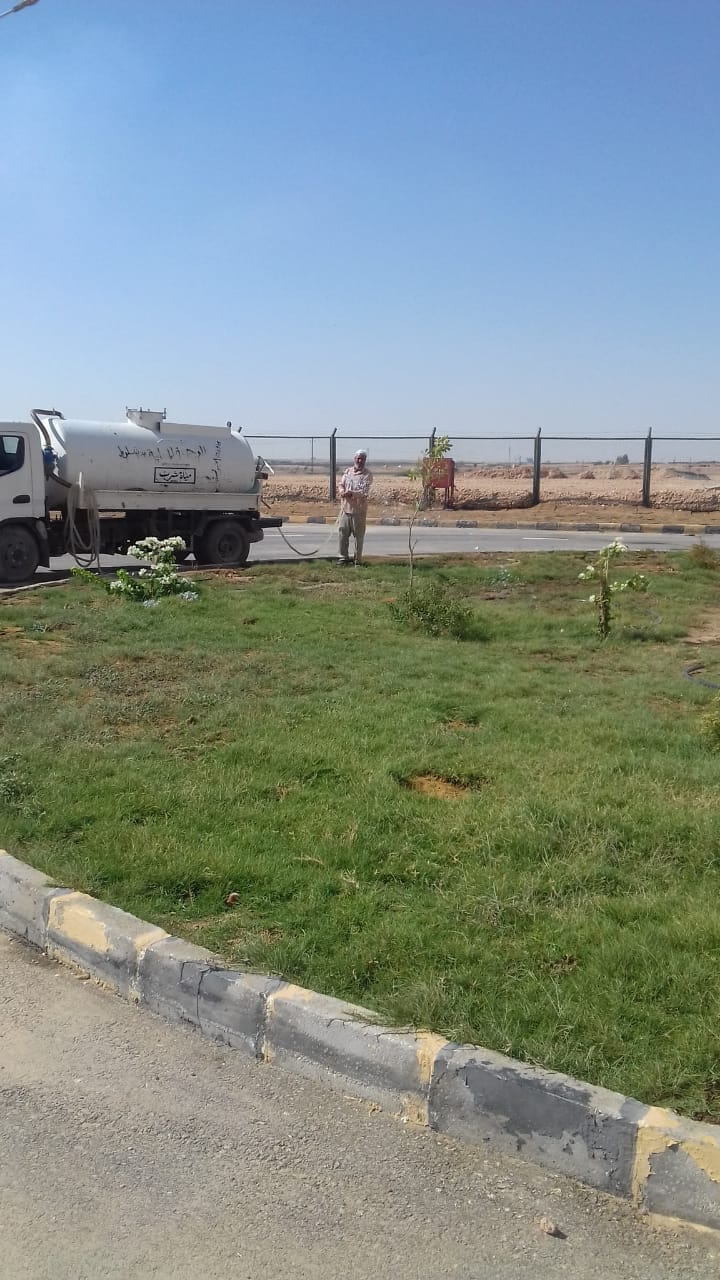 رئيس محلية دشلوط يتابع عملية ري المسطح الأخضر بالمحطة الوسيطة للمخلفات الصلبة