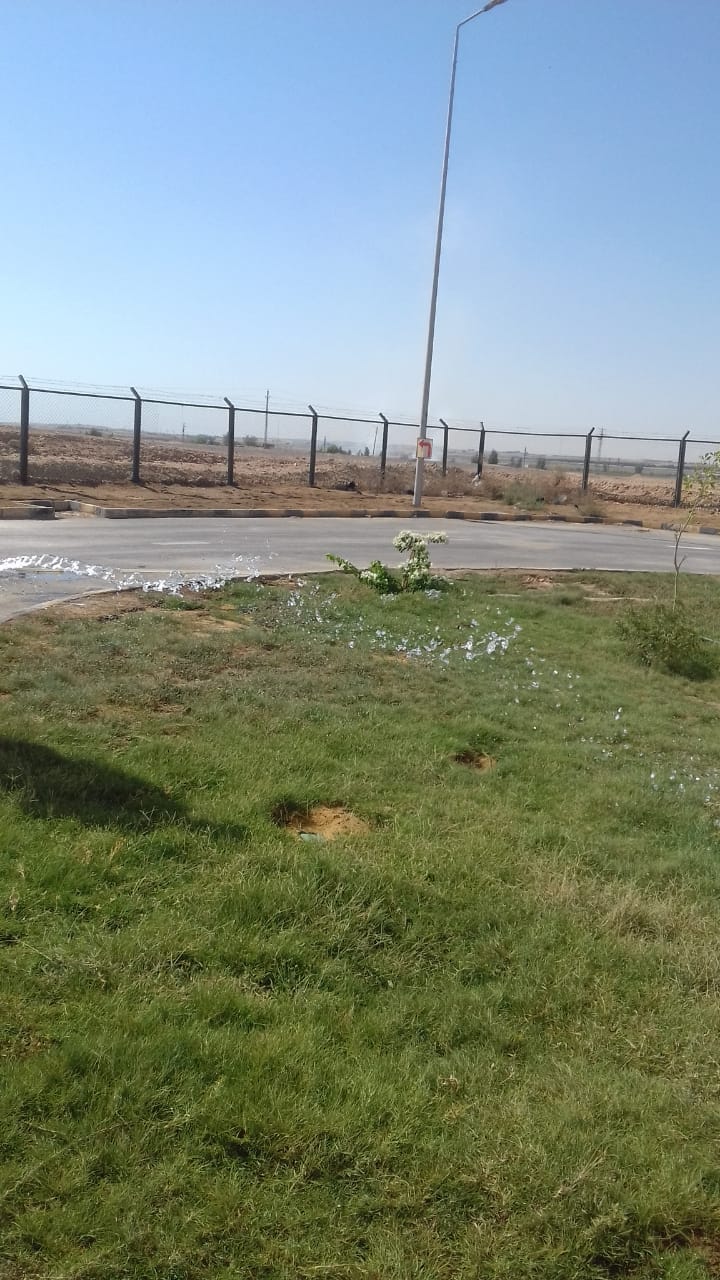 رئيس محلية دشلوط يتابع عملية ري المسطح الأخضر بالمحطة الوسيطة للمخلفات الصلبة