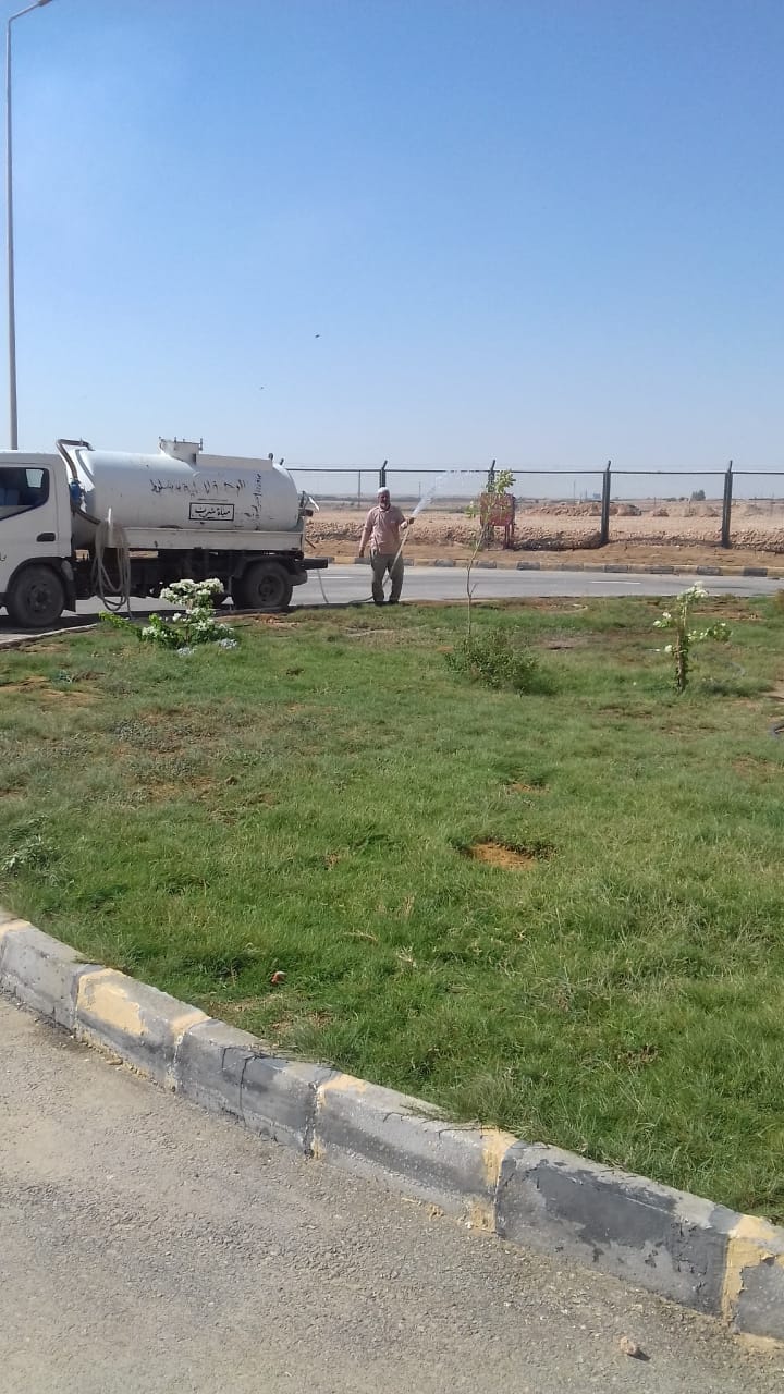 رئيس محلية دشلوط يتابع عملية ري المسطح الأخضر بالمحطة الوسيطة للمخلفات الصلبة