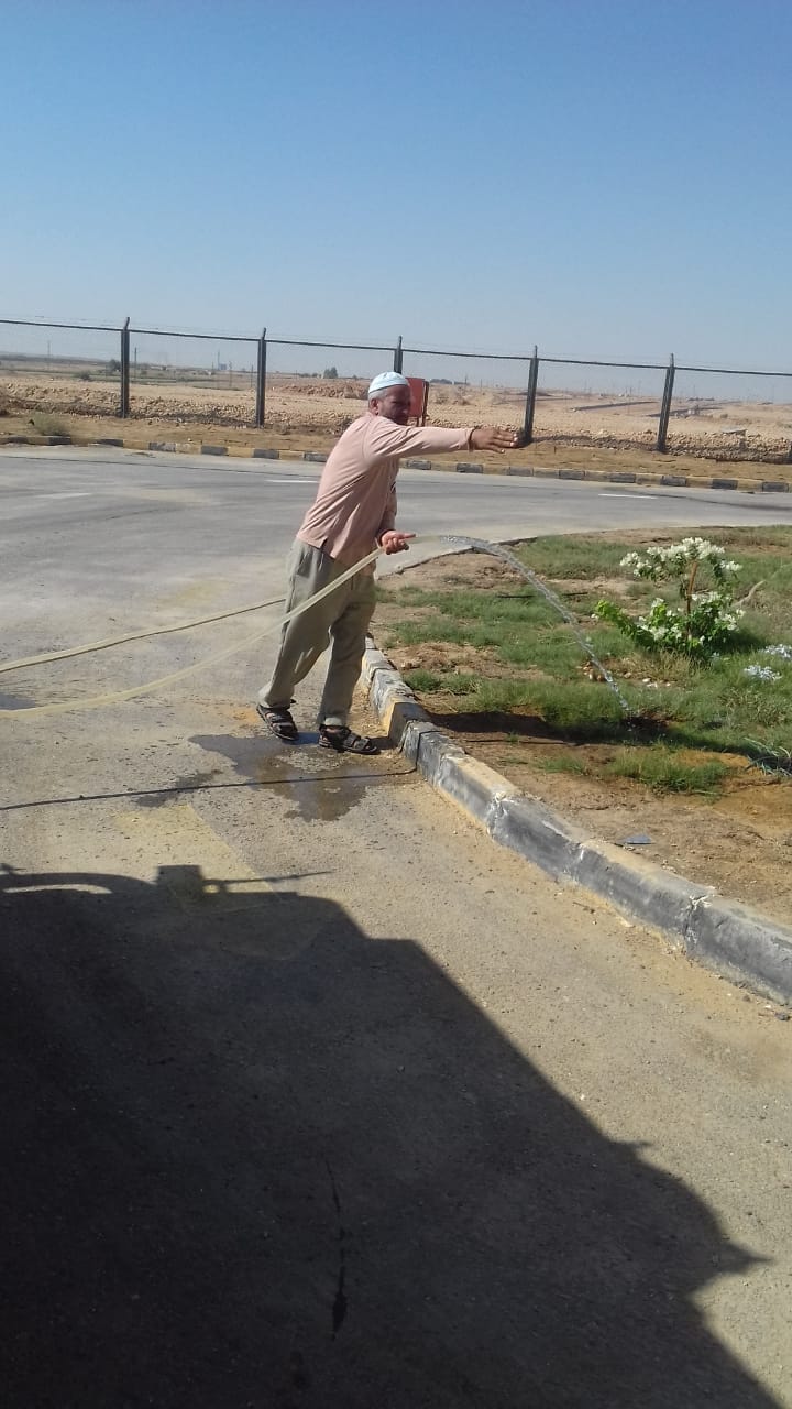 رئيس محلية دشلوط يتابع عملية ري المسطح الأخضر بالمحطة الوسيطة للمخلفات الصلبة