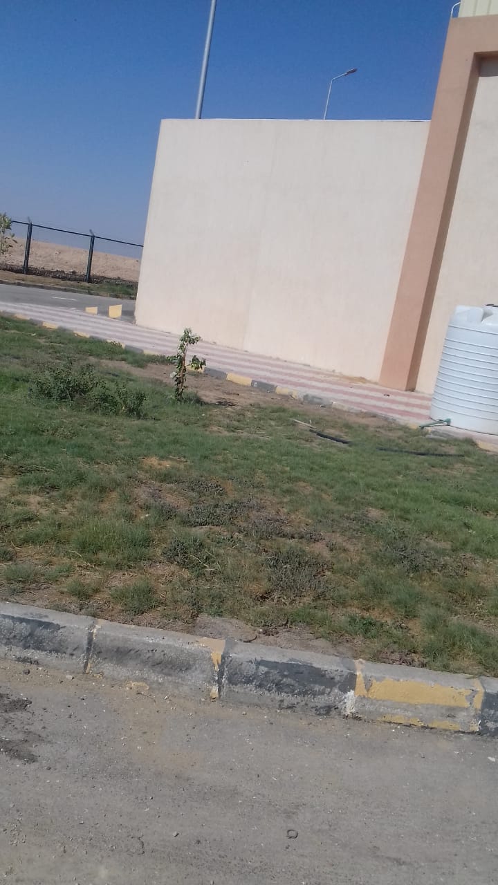 رئيس محلية دشلوط يتابع عملية ري المسطح الأخضر بالمحطة الوسيطة للمخلفات الصلبة