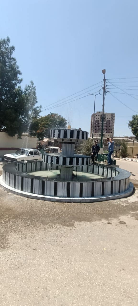 رئيس محلية ديروط يتابع عملية تشغيل النافورة الجديدة بميدان نادي ديروط الرياضي