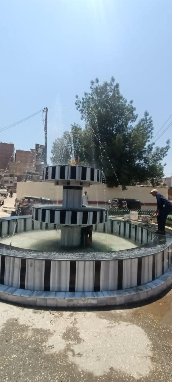 رئيس محلية ديروط يتابع عملية تشغيل النافورة الجديدة بميدان نادي ديروط الرياضي