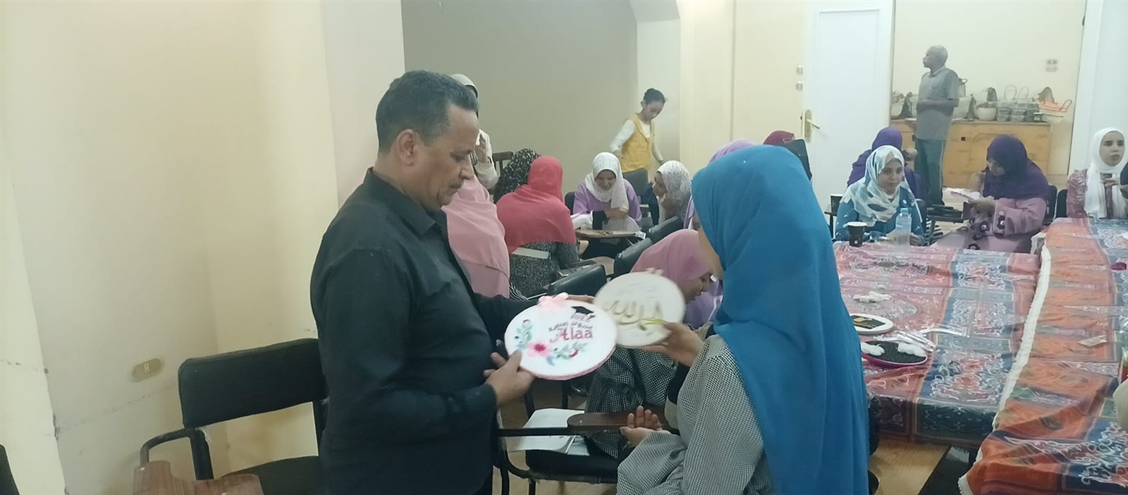 رئيس مركز ومدينة باريس يفتتح الدورة التدريبية في فن التطريز والطرزات 