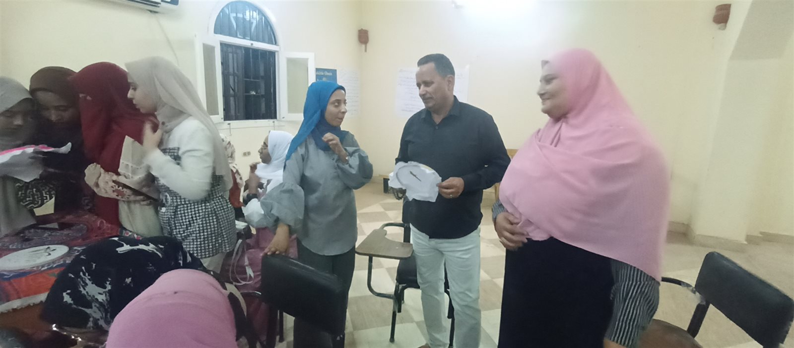 رئيس مركز ومدينة باريس يفتتح الدورة التدريبية في فن التطريز والطرزات 