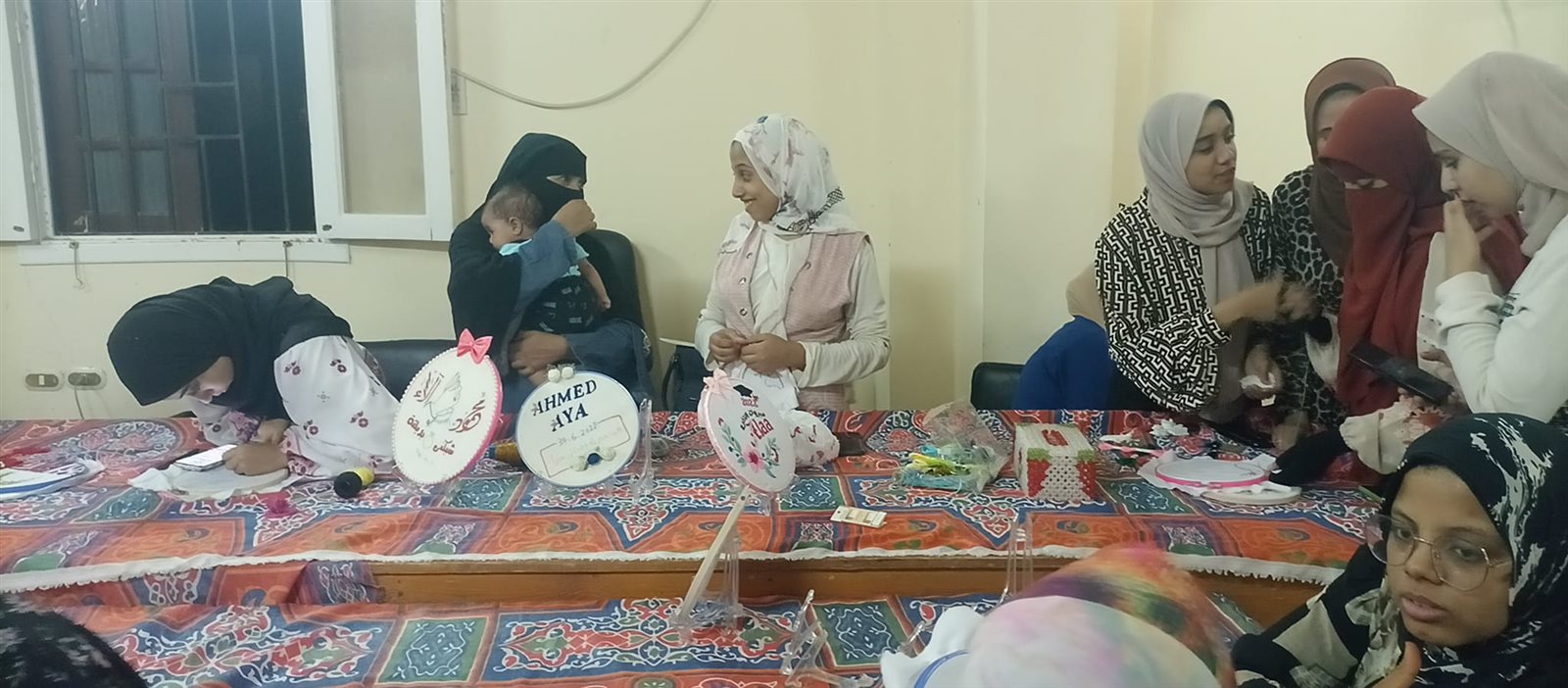 رئيس مركز ومدينة باريس يفتتح الدورة التدريبية في فن التطريز والطرزات 