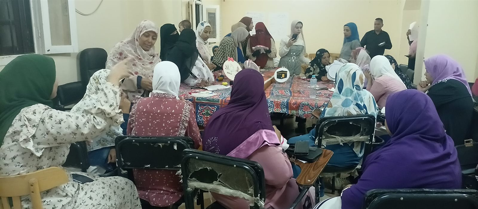 رئيس مركز ومدينة باريس يفتتح الدورة التدريبية في فن التطريز والطرزات 