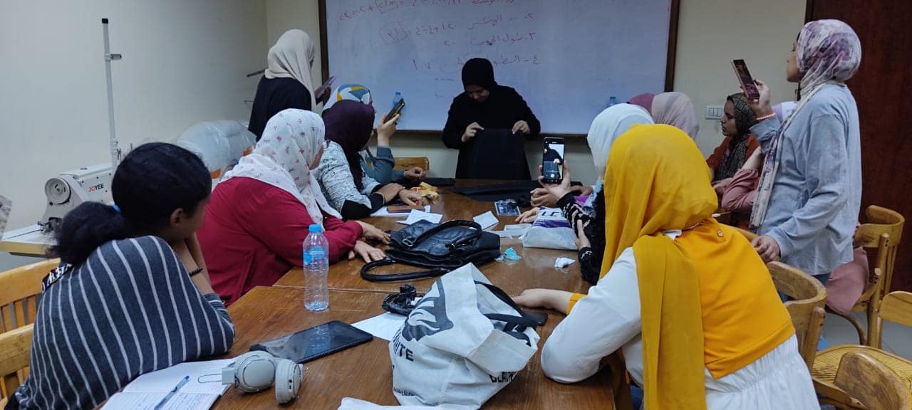 ورش التفصيل والخياطة تواصل فعالياتها بقصر ثقافة أسيوط