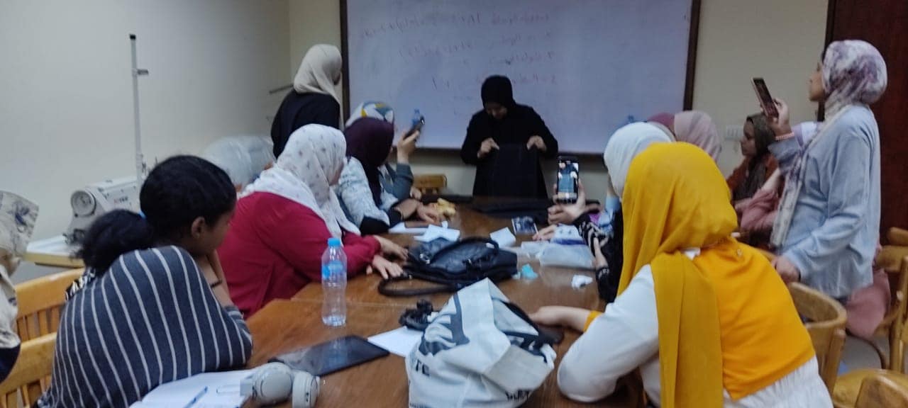 ورش التفصيل والخياطة تواصل فعالياتها بقصر ثقافة أسيوط