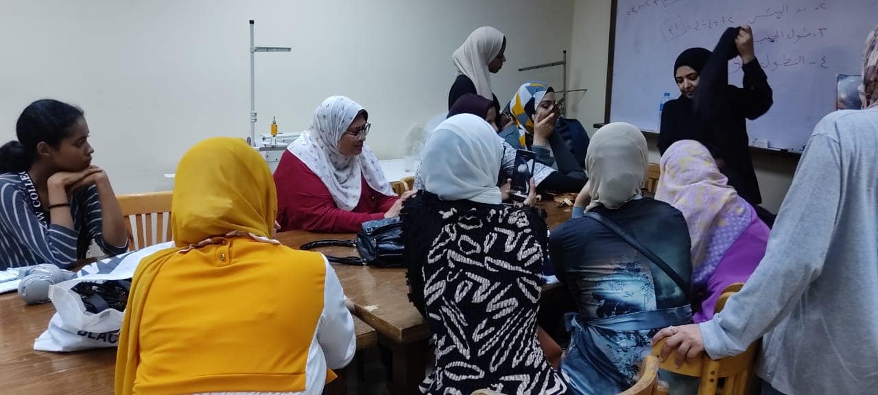 ورش التفصيل والخياطة تواصل فعالياتها بقصر ثقافة أسيوط