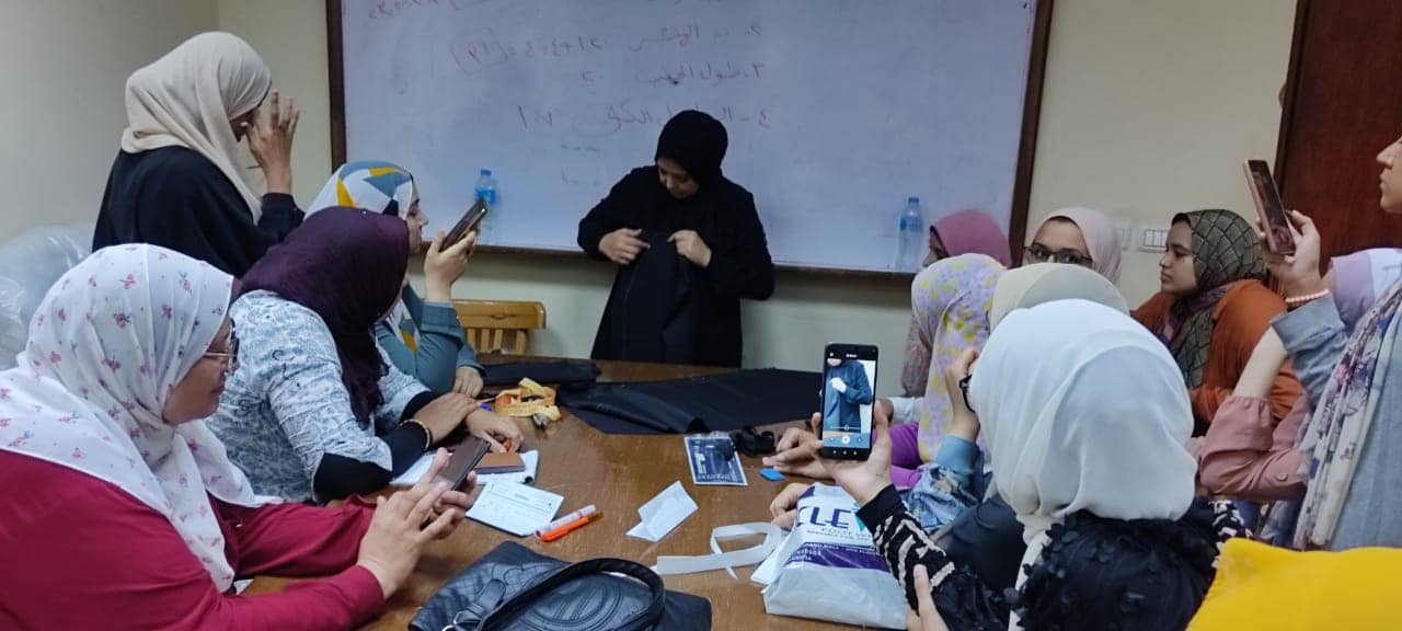 ورش التفصيل والخياطة تواصل فعالياتها بقصر ثقافة أسيوط
