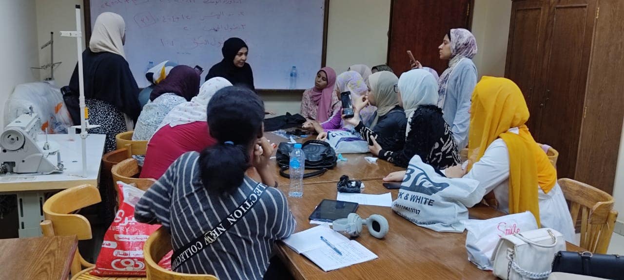 ورش التفصيل والخياطة تواصل فعالياتها بقصر ثقافة أسيوط