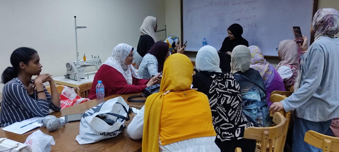 ورش التفصيل والخياطة تواصل فعالياتها بقصر ثقافة أسيوط