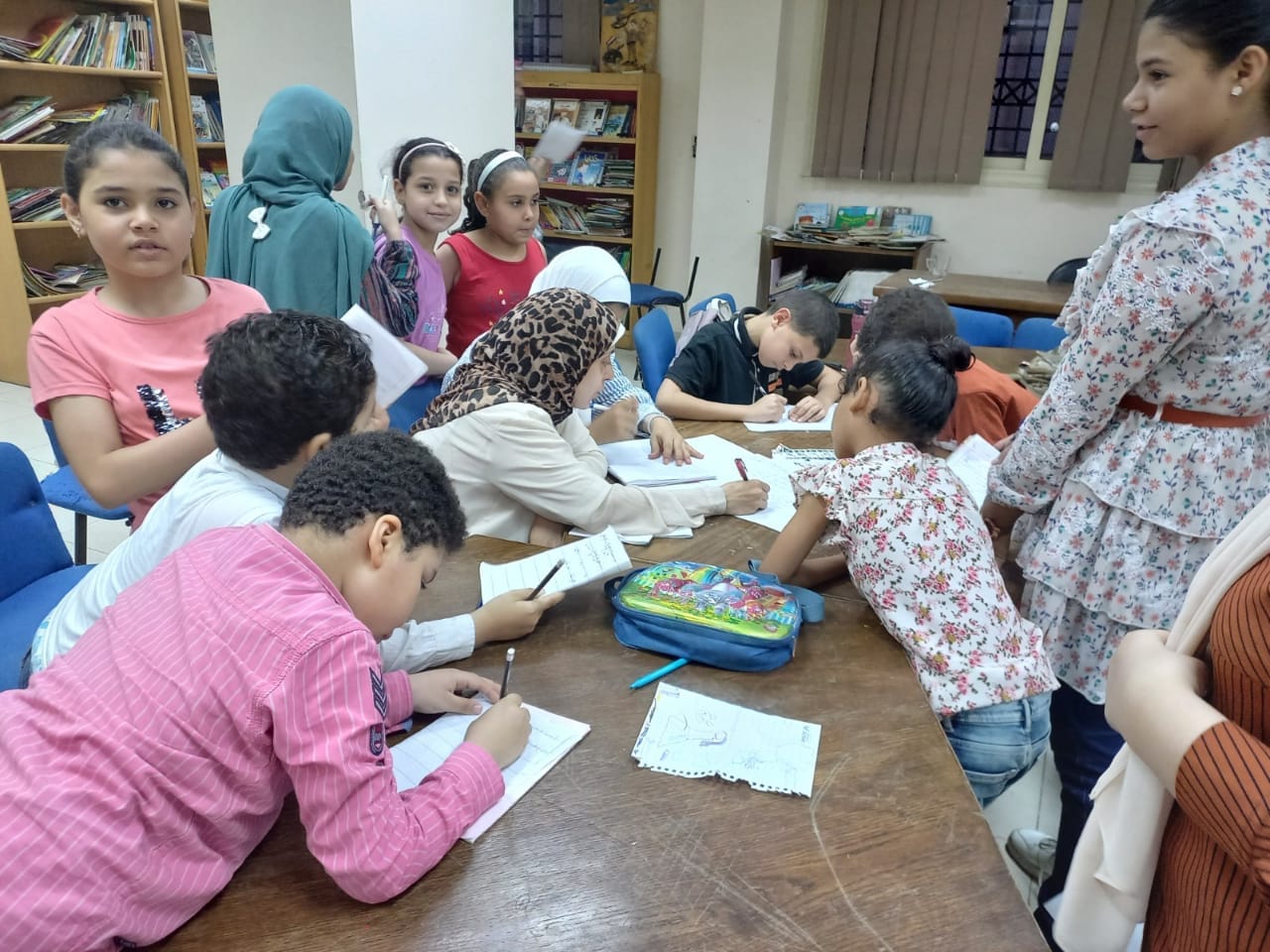 ورشة الخط العربي تواصل تقديم شرح مفصل للطفل بقصر ثقافة أسيوط 