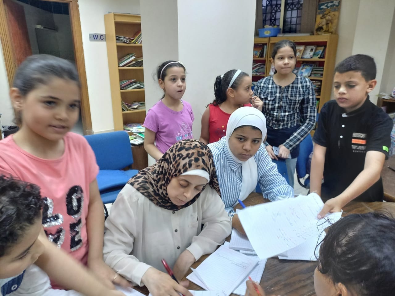ورشة الخط العربي تواصل تقديم شرح مفصل للطفل بقصر ثقافة أسيوط 