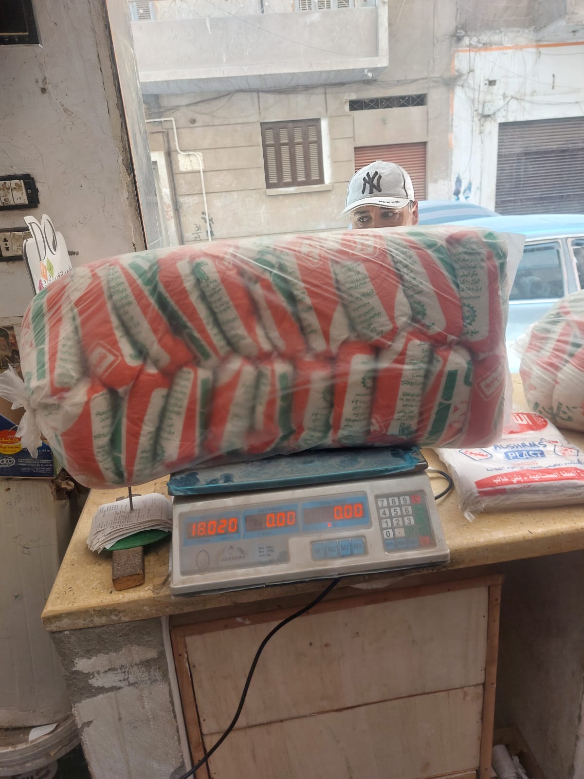 تموين اسيوط ينفذ حملة استهدفت بندر اسيوط وأسفرت عن ضبط سكر تمويني