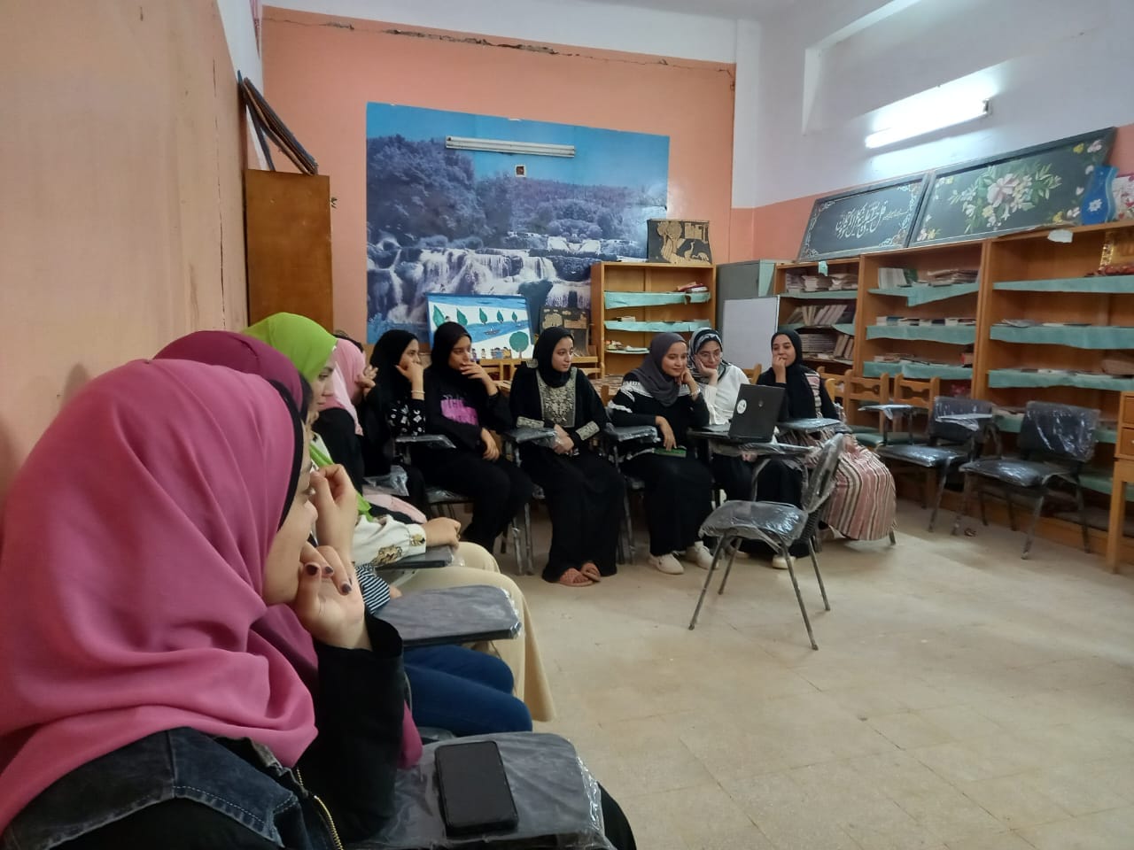 ورشه عمل تفاعلى وفيلم عن الصحة الانجابية وصحة المراهقين بمركز شباب المعصرة