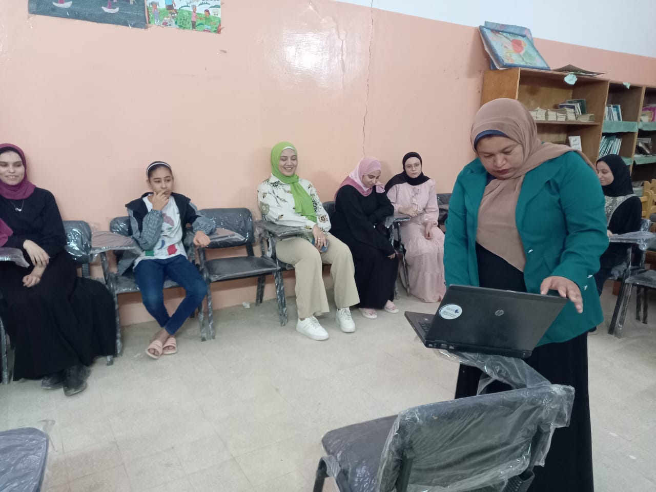 ورشه عمل تفاعلى وفيلم عن الصحة الانجابية وصحة المراهقين بمركز شباب المعصرة