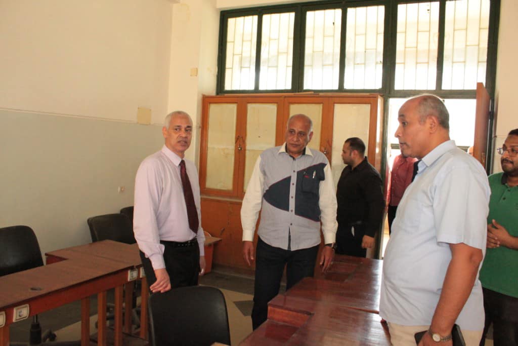 جولة تفقدية لنائب رئيس جامعة أسيوط لمعامل الحاسب الآلي لتطبيق الاختبارات الإلكترونية