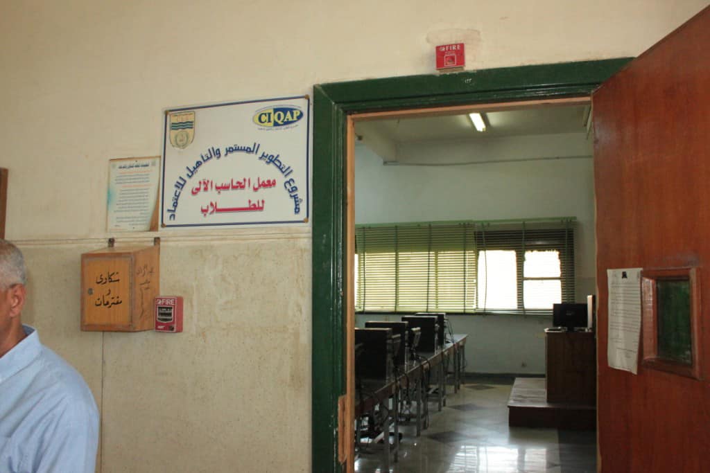 جولة تفقدية لنائب رئيس جامعة أسيوط لمعامل الحاسب الآلي لتطبيق الاختبارات الإلكترونية