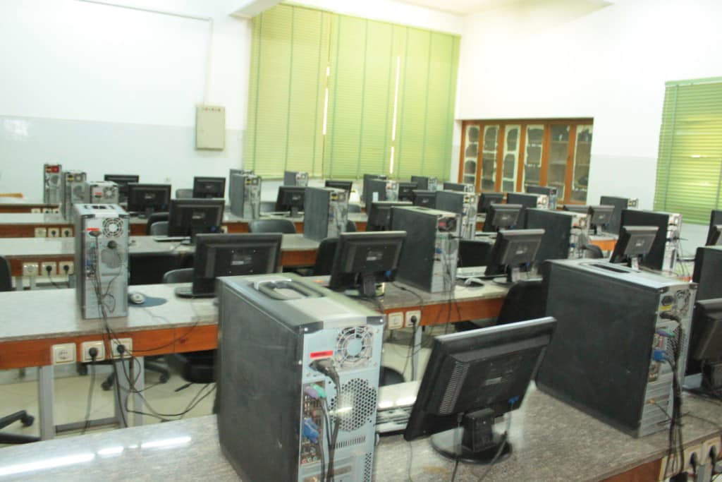 جولة تفقدية لنائب رئيس جامعة أسيوط لمعامل الحاسب الآلي لتطبيق الاختبارات الإلكترونية