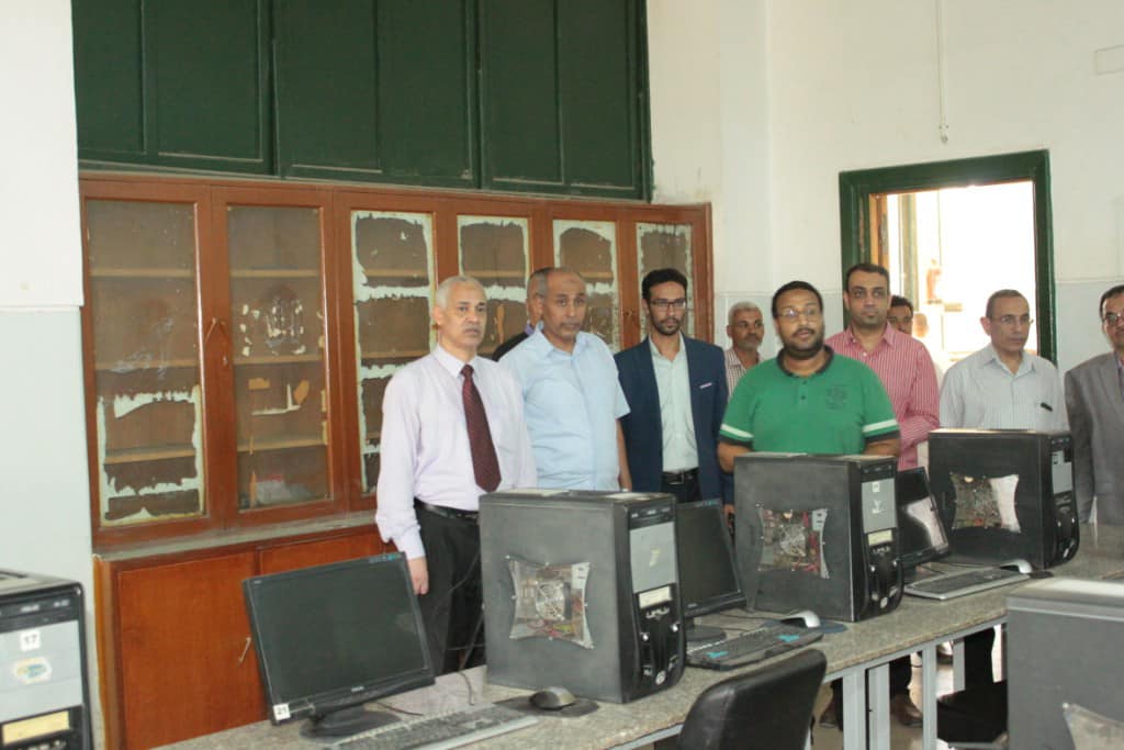 جولة تفقدية لنائب رئيس جامعة أسيوط لمعامل الحاسب الآلي لتطبيق الاختبارات الإلكترونية