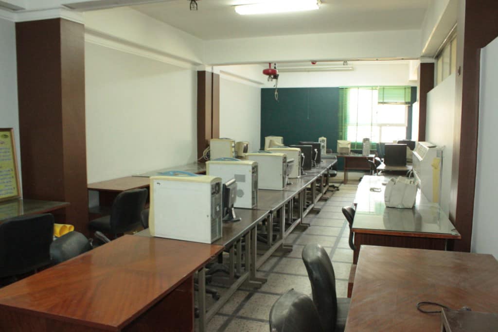 جولة تفقدية لنائب رئيس جامعة أسيوط لمعامل الحاسب الآلي لتطبيق الاختبارات الإلكترونية
