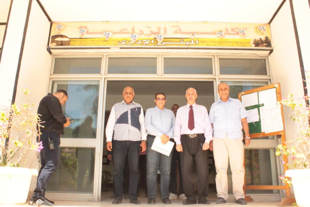 جولة تفقدية لنائب رئيس جامعة أسيوط لمعامل الحاسب الآلي لتطبيق الاختبارات الإلكترونية