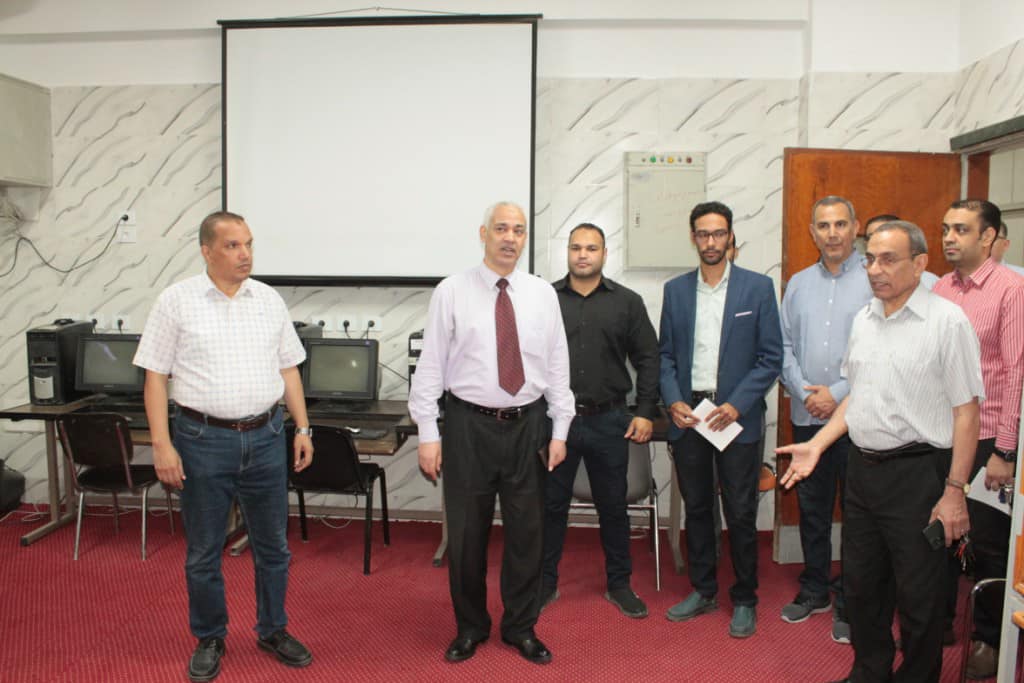 جولة تفقدية لنائب رئيس جامعة أسيوط لمعامل الحاسب الآلي لتطبيق الاختبارات الإلكترونية