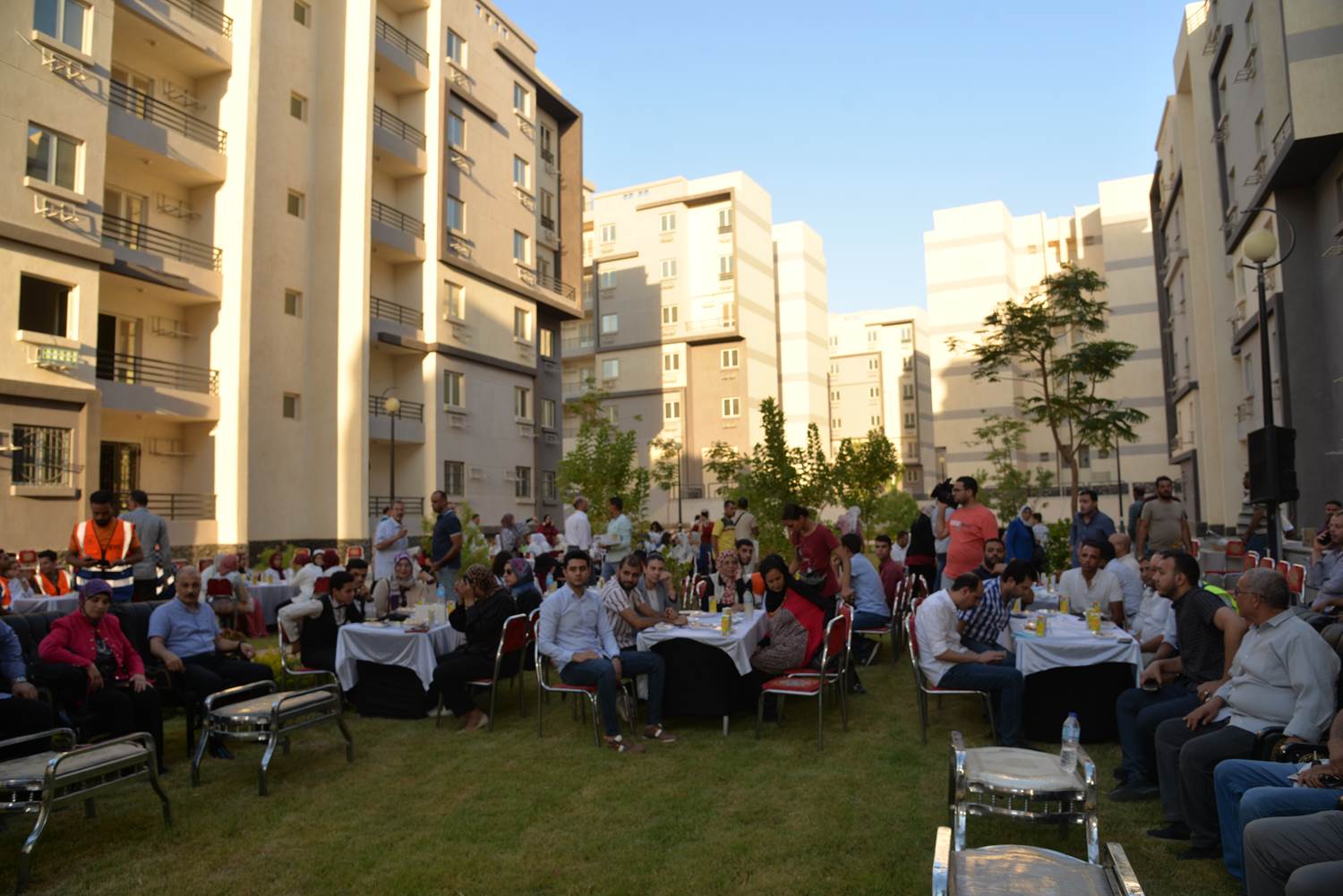 محافظ أسيوط يصطحب طلاب بعض المدارس في زيارة ميدانية لمدينة ناصر الجديدة